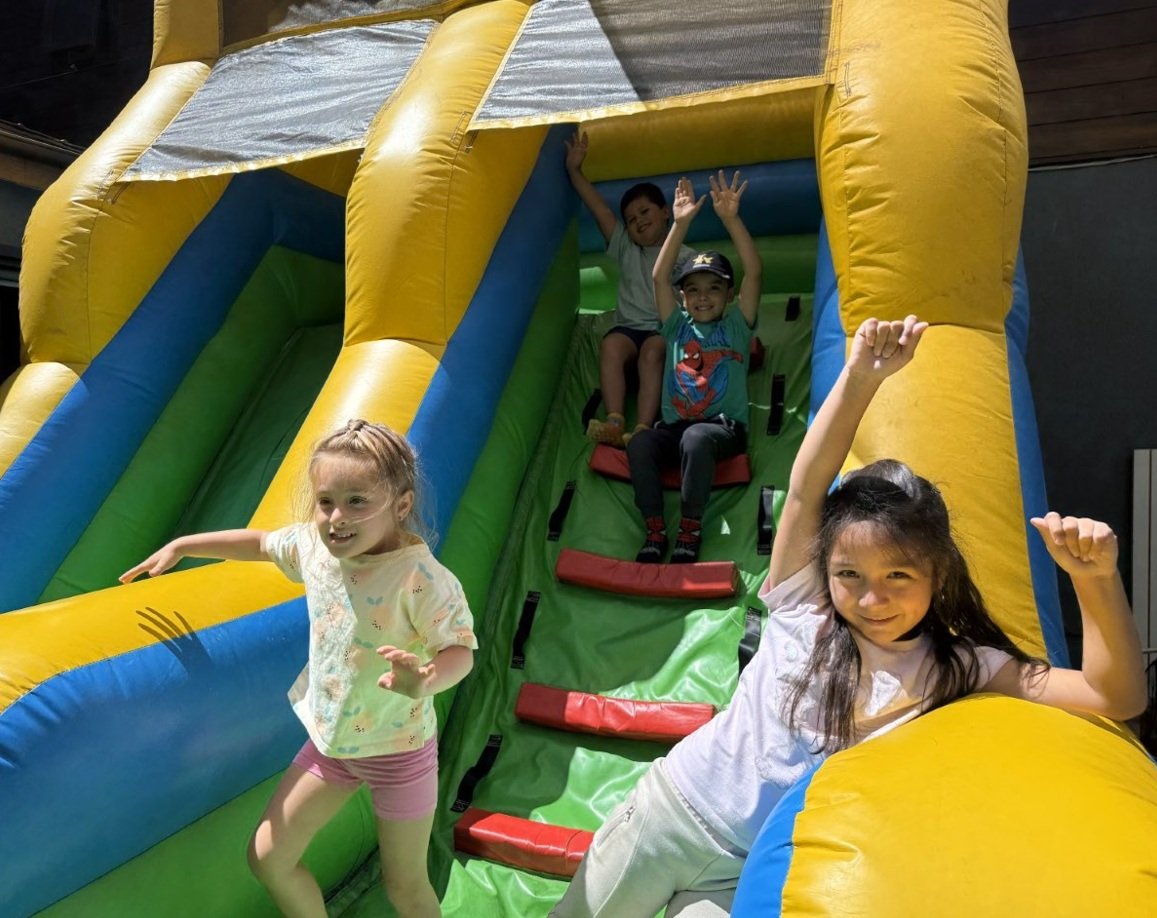 Cama elástica y juegos en La Casita de Lomas